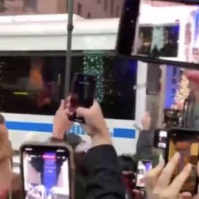 New York'ta Noel ağacını görüntülemek için sosyal mesafeyi hiçe saydılar