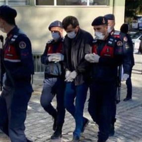 Denizli'de baz istasyonu hırsızı, yatağın altında saklanırken yakalandı