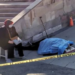 Kayseri'de ölen eşinin başından ayrılmadı