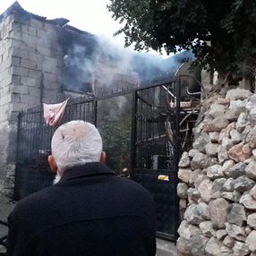 Adana'da yaşlı adam, evinin yanışını çaresizce izledi