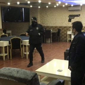 Esenyurt'ta 'cenazemiz var' diye toplanıp kumar oynadılar