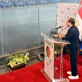 Sisi, askerlere kurşun geçirmez camın arkasından seslendi