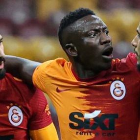 Belhanda topu Emre Akbaba'nın elinden aldı