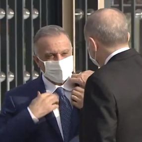 Cumhurbaşkanı Erdoğan, Kazımi'nin yakasını düzeltti