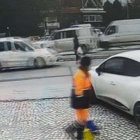 Başakşehir'de yolun karşısına geçmek isteyen genç kızın yaralandığı kaza