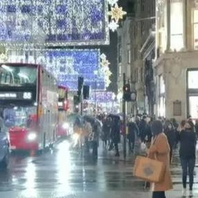 Londra halkı kısıtlama öncesi mağazalara koştu