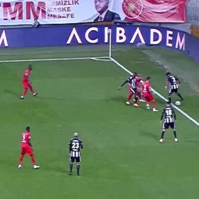 Güven Yalçın'ın golü öncesi tartışılan taç pozisyonu