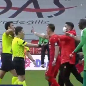 Hakeme telefondan pozisyon gösteren Hakan Arslan kırmızı kart gördü