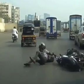 Hindistan'da tartıştığı motosikletliye çarpan sürücü