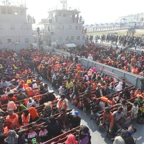 Bangladeş, Arakanlı Müslümanları ıssız adaya gönderiyor