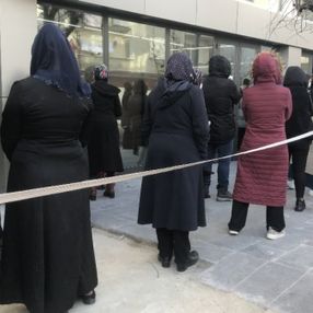 Esenyurt'ta indirimli tencere kuyruğu