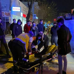 Sakarya'da önündeki aracı sollamaya çalışırken kağıt toplayan çocuğa çarptı