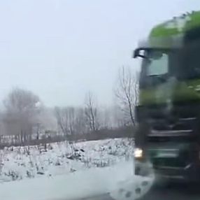 Rusya'da tırların sıkıştırdığı araç takla attı
