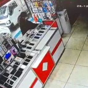 Sultangazi'de oğullarına hırsızlık yaptıran çift polisi harekete geçirdi