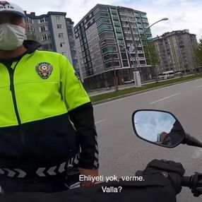 Samsun'da trafik polisi ile motosiklet sürücüsünün güldüren diyaloğu