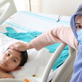 Ağrı'da ailesini yangında kaybetti, pastaya mum yaktırmadı