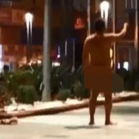 Aydın'da alkollü adam belediye binasına giremeyince çırılçıplak soyundu