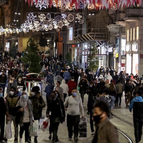 4 günlük yasak öncesi İstiklal Caddesi'nde yoğunluk