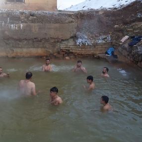 Bitlis'te eksi 15 derecede kaplıcaya girdiler