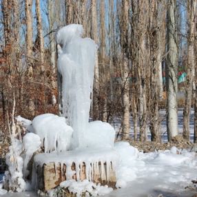 Erzurum'daki çeşmede buzdan heykel oluştu