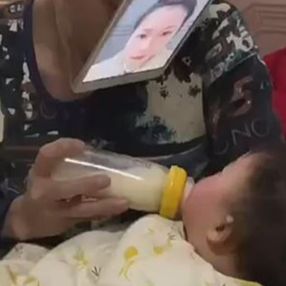 Çinli baba, yüzüne tablet takarak bebeğine süt içirdi