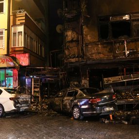 Bahçelievler'de drift yapan otomobil markete girdi