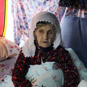Isparta'da yaşayan 101 yaşındaki Emine Aksoy, koronayı yendi