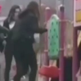 Karabük’te genç kızı tekme tokat dövdü