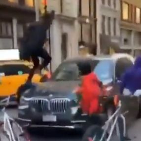 New York'ta arabaya saldıran bisikletli çete