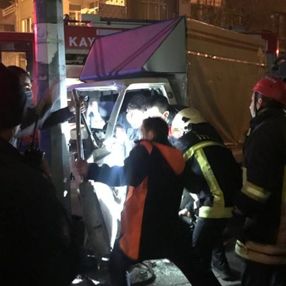 Kayseri'de şoför boş yolda direğe çarptı