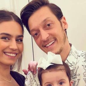 Amine Gülşe ile Mesut Özil kızları Eda'yı gösterdi