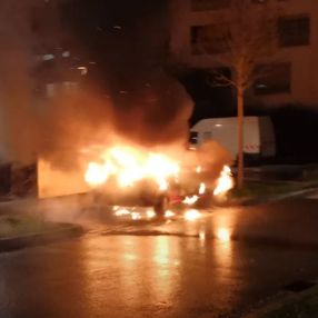 Fransa'da yılbaşı gecesi otomobiller ateşe verildi