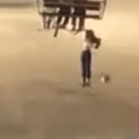 ABD'de telesiyejde asılı kalan kayakçı kurtarıldı