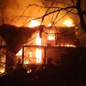 Artvin'de iki ailenin yaşadığı ev küle döndü