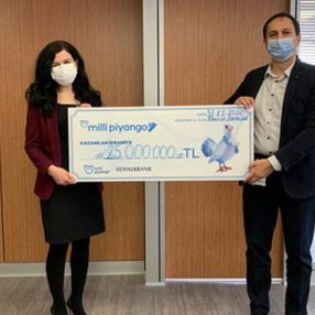 Akhisarlı Milli Piyango talihlisi, ikramiyesini aldı