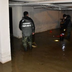 İzmir'de sağanak yağış hayatı olumsuz etkiledi