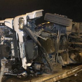 Kuzey Marmara Otoyolu'nda tır devrildi