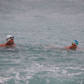 Antalya'da turuncu koda rağmen doğum gününü denizde kutladı
