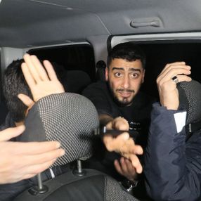 Adana'da polisten kaçan magandalar, drenaj kanalına düştü