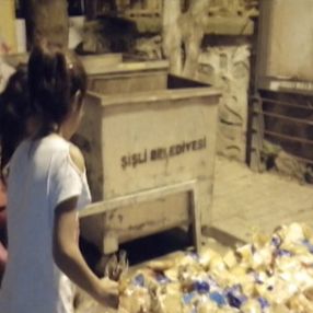İstanbul'da 3 koyteynır dolusu ekmek çöpe atıldı