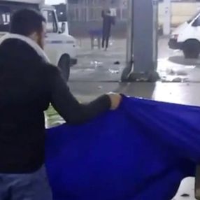 Satamadığı çilekleri yere döken Antalyalı esnafa tepki
