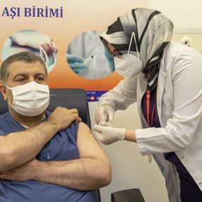 Fahrettin Koca, canlı yayında aşı oldu