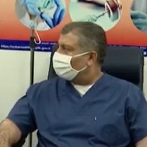 Fahrettin Koca, canlı yayında aşı oldu