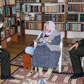 Yalovalı Zeliha Nine, ördüğü çorapları Mehmetçik'e gönderdi
