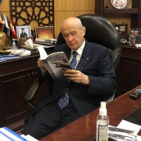 Devlet Bahçeli'nin çalışma odasında dikkat çeken ayrıntılar