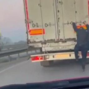 Kocaeli'deki adam, tıra tutunarak yolculuk yaptı