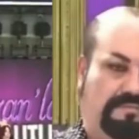 Kobra Murat, peruğunu çıkardı