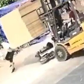 Çin'de motosiklet sürücüsü, tahtaların altında kalmaktan son anda kurtuldu