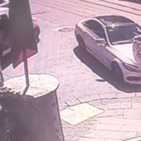Güngören'de iki kişiye çarpan otomobil kamerada