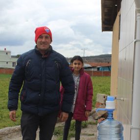 Bursalı köy muhtarı arıtmadan kazandığı parayı öğrencilere harcıyor